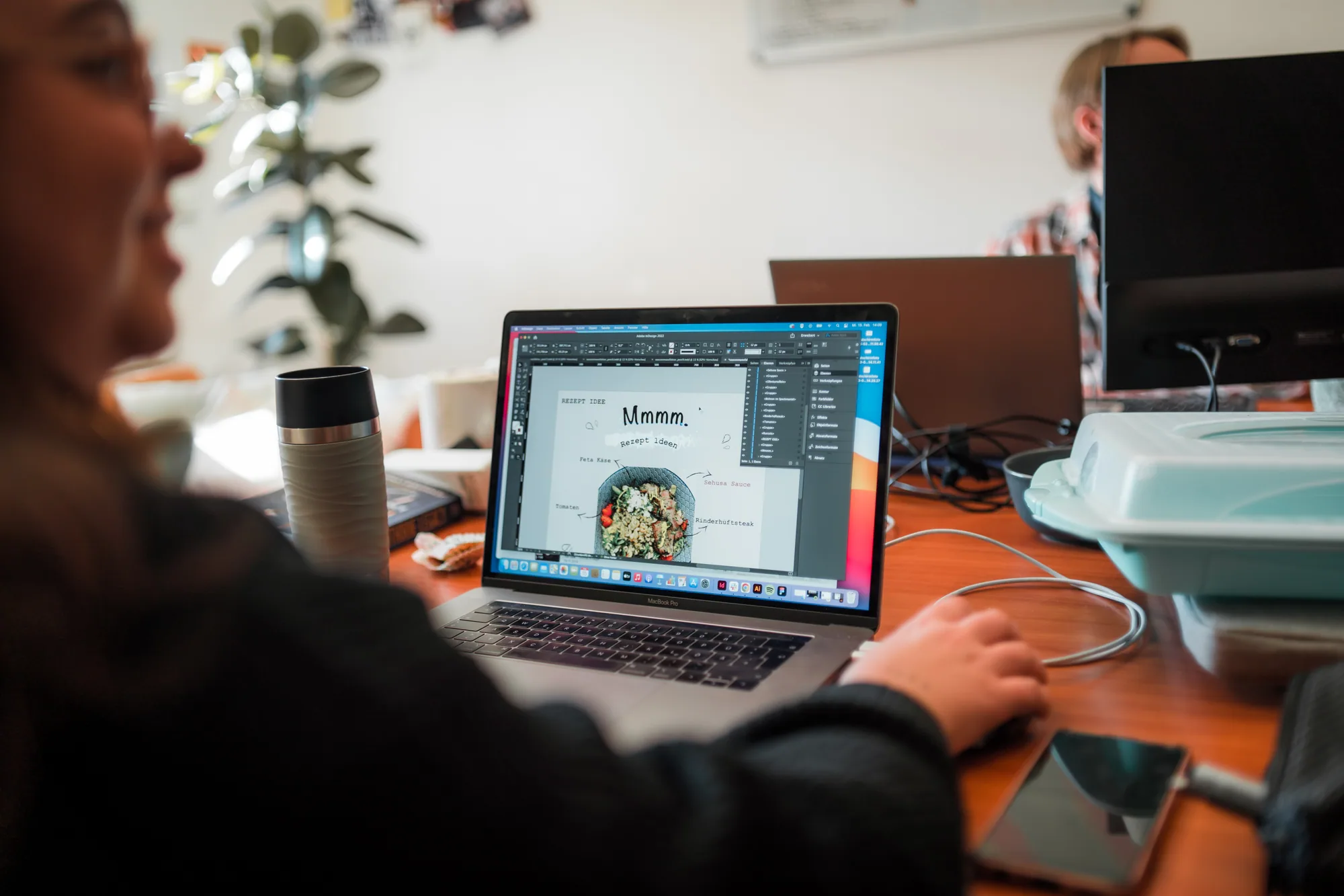 SORUM Team überprüft Website-Inhalte am Laptop